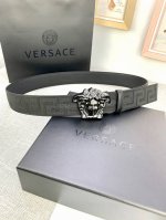 宽度：4.0Cm 范思哲 此款帆布回纹皮底 腰带饰有标志性的Versace美杜莎头像扣，彰显品牌格调。是一款精美的衣橱必备单品。