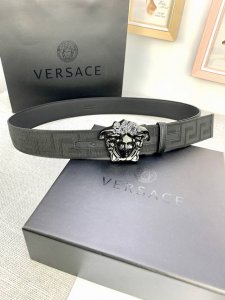 宽度：4.0Cm 范思哲 此款帆布回纹皮底 腰带饰有标志性的Versace美杜莎头像扣，彰显品牌格调。是一款精美的衣橱必备单品。