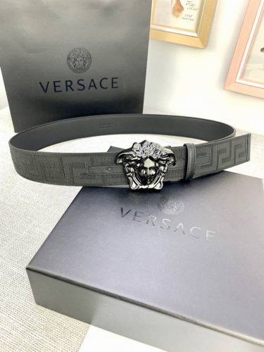 宽度：4.0Cm 范思哲 此款帆布回纹皮底 腰带饰有标志性的Versace美杜莎头像扣，彰显品牌格调。是一款精美的衣橱必备单品。