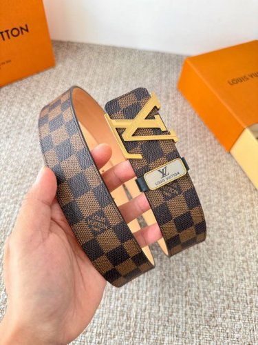 品名： Lv..路易..威登腰带皮带原单 DDD 型号：挂扣，经典纯钢材质挂扣，头层牛皮，图片实物拍摄 DDD 材料：头层牛皮，挂扣系列，纯钢材质扣头，钯镀电镀