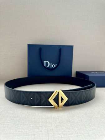 特 宽度4.0Cm 这款腰带扣采用全新的 Cd Diamond 标志造型，以不锈钢打造。可与各式 40 毫米腰带搭配，打造个性造型。 - 点击图像关闭
