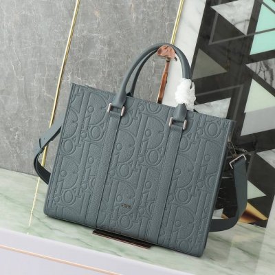 深灰色 Dior Gravity 印花效果... P40,000 编号:1Essh242Llg_H830 尺寸:36 X30X10厘米 长X高X宽 主隔层可收纳