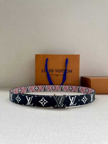 特 本款3.0宽 Lv Iconic 双面腰带将两式经典融于一处。Monogram 印花瞩目放大，与焕新 Monogram Giant 系列相得益彰；Monog