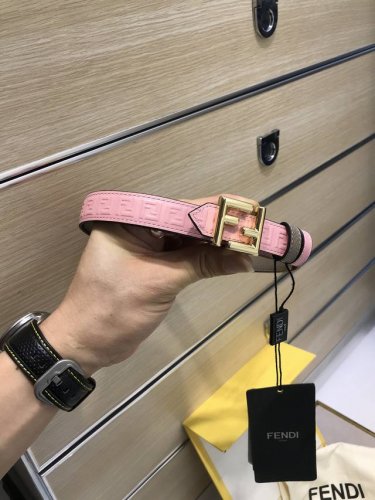 特 配送专柜包装 打孔针 宽20 Mm，原单进口双面头层牛皮，搭配原单钌钯电镀F扣，手感.油边近乎完美，原产皮料定制，质感无可挑剔，出众的细节，高清实拍，货真价