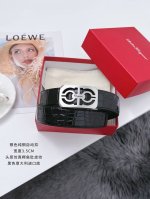 特 菲拉格慕 不锈钢自动扣腰带 宽度3.5Cm Kgb2I180 品质款式，高档 耐用。进口头层仿真鳄鱼肚皮纹，可以媲美真鳄鱼，耐用性 纹路都极像。底皮：意大利