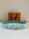 特 Lv Aqua 双面腰带为传统设计引入现实主义意趣。Monogram Aqua 帆布以 3D 水滴图案模糊 Monogram 图案的经典轮廓，将相同意境延续