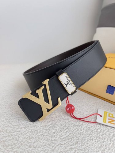 品名： Lv..路易..威登腰带皮带原单 型号：挂扣，经典纯钢材质面字母挂扣，头层牛皮，图片实物拍摄 材料：头层牛皮，挂扣系列，纯钢材质扣头，钯镀电镀工艺永不掉