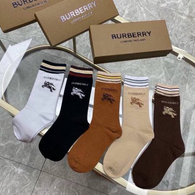 特 Burberry 巴宝莉大B家新品女款高筒袜子 一盒五双 格子设计搭配战马Logo，简单大气，实物超漂亮，超火爆小单品，大牌出街，潮人必备超好搭Yu