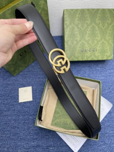 品牌 古驰 Gucci 描述 采用高级gucci Signature真皮精制而成，触感厚实，饰以双g商标带扣。腰带为意大利尺寸，请在购买前参阅腰带尺寸指南. 原