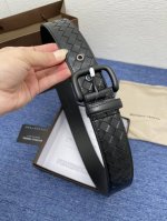 Bottega、Venta 葆蝶家 这家的产品上没有任何的Logo，但是人们还是可以一眼辨认出来，独特的Intrecciato编织技术非常独特，五金相呼应的编织