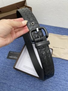 Bottega、Venta 葆蝶家 这家的产品上没有任何的Logo，但是人们还是可以一眼辨认出来，独特的Intrecciato编织技术非常独特，五金相呼应的编织