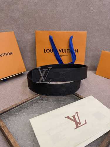 Lv Initiales Blason 40 毫米双面腰带诠释创意总监 Pharrell Williams 对品牌传统与摩登风尚的热忱。柔软皮革外层点缀的 Lv