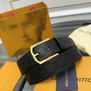 宽度3.5Cm Heritage 腰带选取粒面和光滑皮革，以拉丝不锈钢金属弧形搭扣彰显优雅格调。Lv 饰针点缀末端，与正式着装搭配相宜