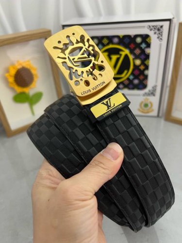 品名：Lv..路易..威登自动带 材质：原单牛皮腰带 百分百头层牛皮腰带保证真皮，24K纯钢扣，专柜原单品质、做工精细，时尚大牌，送人自用首选 包装： 请认准如