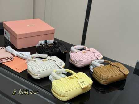升级版配盒 Size：20*11Cm Miumiu保龄球 迷你包 包包甜度刚好！ 很难不爱啊啊！ 可手拎也可斜挎 绝对不是小废包哦容量足足的~~ 出场就是Miu - 点击图像关闭