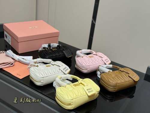 升级版配盒 Size：20*11Cm Miumiu保龄球 迷你包 包包甜度刚好！ 很难不爱啊啊！ 可手拎也可斜挎 绝对不是小废包哦容量足足的~~ 出场就是Miu