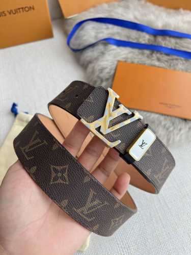 品名： Lv..路易..威登腰带皮带原单 型号：挂扣，经典纯钢材质挂扣，头层牛皮，图片实物拍摄 材料：头层牛皮，挂扣系列，纯钢材质扣头，钯镀电镀工艺永不掉色。原