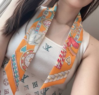 H家新款丝巾，“心形鞍具”100%重磅真丝斜纹绸，爱马仕束发带 双面双款！顶级斜纹真丝打造 超精细的印花非常清晰 绝对是送礼自用的首选丝带既可绕于颈间，亦可缠于