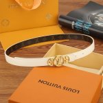 特 Lv Trio 双面腰带拼合细腻牛皮革和 Monogram 帆布，为中央金属搭扣聚焦 Lv Circle 标识和 Monogram 花卉，雅致设计实现更多造