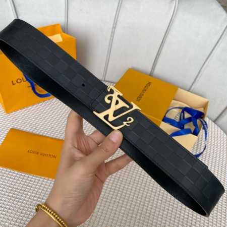 配全套包装礼盒 驢家新品 寬度40Mm 原單新品 專櫃在售男士腰帶 全新工藝壓格子文襯托小牛皮底 搭配經典鍍鈀字母扣 雙面可用 多色選 - 点击图像关闭