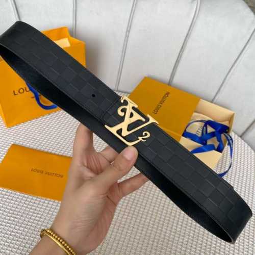 配全套包装礼盒 驢家新品 寬度40Mm 原單新品 專櫃在售男士腰帶 全新工藝壓格子文襯托小牛皮底 搭配經典鍍鈀字母扣 雙面可用 多色選