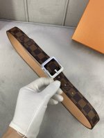 3.0寬Lv Timeless 腰帶擁有纖細皮革帶，為考究針式搭扣Elements 標識。尖形末端廓形勾勒Monogram 花卉，令經典設計煥發摩登意味
