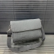 Bottega Veneta 葆蝶家 手工编织男士翻盖邮差包 单肩包 斜挎包 经典百搭 实物拍摄 原厂原版面料 配送防尘袋 30 X 22 Cm。