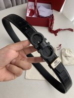 品名：菲拉格慕原单 型号：挂扣，原版新款扣头，实物拍摄，头层牛皮 材料：百分百头层牛皮，保证真皮。24K纯铜扣双面可用专柜同等质量， 鳄鱼纹，双面黑色，送人自用