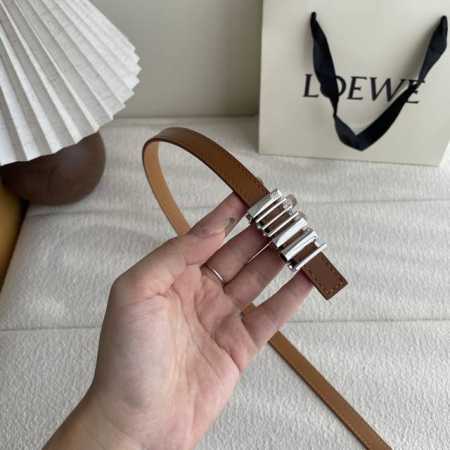 特 Loewe经典牛皮革腰带，亮面Loewe几何腰带扣。宽1.5Cm，Zp开发，细节精致。罗意威这款皮带旁人看到的像是条形码，自己低头看是她的Logo，太喜欢这 - 点击图像关闭