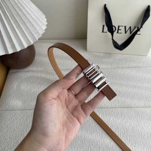 特 Loewe经典牛皮革腰带，亮面Loewe几何腰带扣。宽1.5Cm，Zp开发，细节精致。罗意威这款皮带旁人看到的像是条形码，自己低头看是她的Logo，太喜欢这