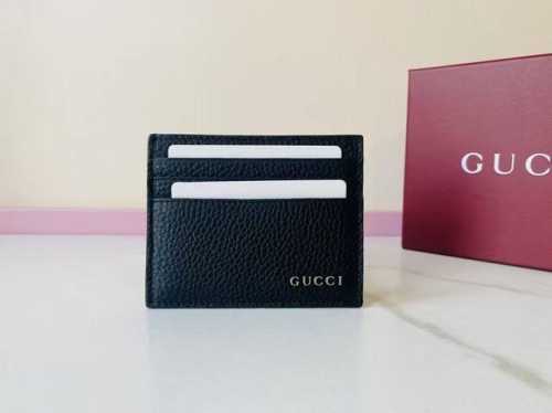 顶配版 饰Gucci标识卡片夹。男士系列日常配饰选用经典黑色皮革焕新打造。 早春系列以Gucci字母标识焕新演绎经典配件，巧妙展现品牌标识内涵。这款卡片夹设有四