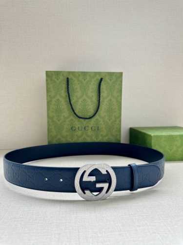带宽3.8Cm Gucci 互扣式双g原单纹理钢扣腰带，采用热压印技术的gucci Signature皮革精制而成，触感厚实，印花图案清晰分明。