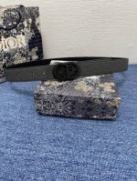 p210 2025春季新款这款腰带巧妙融合优雅与时尚，彰显 Dior 的精湛工艺。采用黑色皮革精心制作，饰以 Kumo 藤格纹，以全新方式呈现经典图案。腰带长度