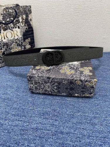 p210 2025春季新款这款腰带巧妙融合优雅与时尚，彰显 Dior 的精湛工艺。采用黑色皮革精心制作，饰以 Kumo 藤格纹，以全新方式呈现经典图案。腰带长度