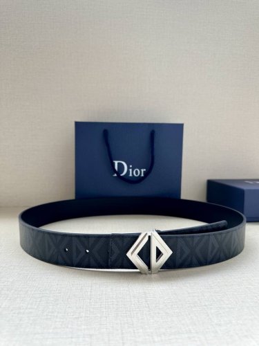 特 宽度4.0Cm 这款腰带扣采用全新的 Cd Diamond 标志造型，以不锈钢金属覆层精心打造。可与各式 40 毫米腰带搭配，打造个性造型。