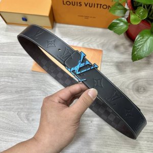 Lv.路易威登 宽40Mm双面原版小牛皮 搭配单钌钯电镀扣 完美的手感.油边 出众的设计.风格 高贵奢华 时尚大方 高清实拍 货真价实 品质保证 双面用