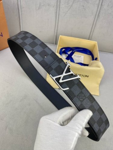 特 此款Initiales 4.0宽双面腰带以平纹小牛皮搭配品牌标志性的Damier Cobalt帆布，丰富时尚造型选择。平纹小牛皮面适合商务造型，反面的Dam