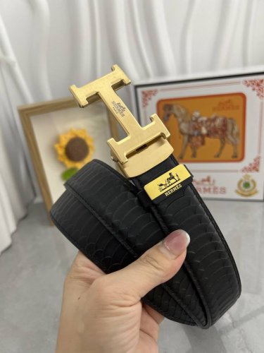 品名：爱马仕.HermèS 自动带 材质：原单牛皮腰带 百分百头层牛皮腰带保证真皮，24K纯钢扣，专柜原单品质、做工精细，时尚大牌，送人自用首选 包装： 请认准