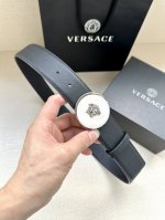 宽度4.0Cm Versace 范思哲 此款两面牛皮腰带的搭扣饰有品牌标志性的金 银色镜面光virtus五金配件。