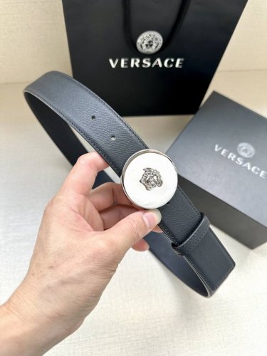 宽度4.0Cm Versace 范思哲 此款两面牛皮腰带的搭扣饰有品牌标志性的金 银色镜面光virtus五金配件。