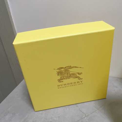 品名：巴宝莉原单 材质：原单牛皮腰带 百分百头层牛皮腰带保证真皮，24K纯钢扣，专柜原单品质、做工精细，时尚大牌，送人自用首选 包装： 请认准如图专柜包装赠送打