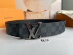 -Lv Initales40毫米双面腰带汲取当代风尚之精髓，镶缀经典Lv Lnitiales字母搭扣，采用传统沉稳的Damier Infini皮革，相得益彰。2