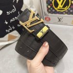 品名：Lv..路易..威登原单 材质：原单牛皮腰带 百分百头层牛皮腰带保证真皮，24K纯钢扣，专柜原单品质、做工精细，时尚大牌，送人自用首选 包装： 请认准如图