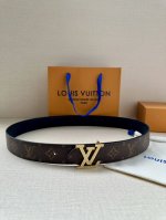3.4宽 Lv Trunk 双面腰带以粒面皮革塑造摩登设计，可为商务或休闲造型注入典雅魅力。铭纹 S-Lock 搭扣援引品牌经典行李箱元素 皮革 金属件