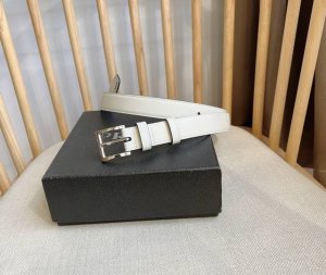 Prada 普拉达 专柜最新款 这款华美的皮革腰带释放简约而精致的优雅气息 尖部的涂珐琅金属三角形徽标展现标志性元素 是Prada女士成衣系列的理想配饰 宽2.