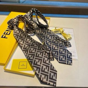 男士芬迪爆款领带，稀有展现精湛手工与时尚优雅的理想选择，这款采用F家最具标志性的Ff字母制成的丝质领带，以同色调手法演绎的更显雅致风范。让男士可以充分展示自己个