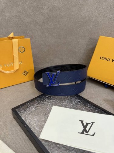 特 Lv Initiales 宽度4.0Cm 双面腰带拥有Xl Epi皮革的较大粒面纹理，以移印工艺描绘路易威登标识，翻转即现Monogram压纹图案，搭配抛光