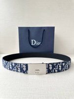 宽度3.5Cm Dior 这款不锈钢金属腰带扣是春季系列新品，展示 Cd Icon 标志和 Oblique Cosmo 图案，致敬 Dior 的经典图案。可与各