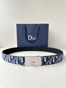 宽度3.5Cm Dior 这款不锈钢金属腰带扣是春季系列新品，展示 Cd Icon 标志和 Oblique Cosmo 图案，致敬 Dior 的经典图案。可与各