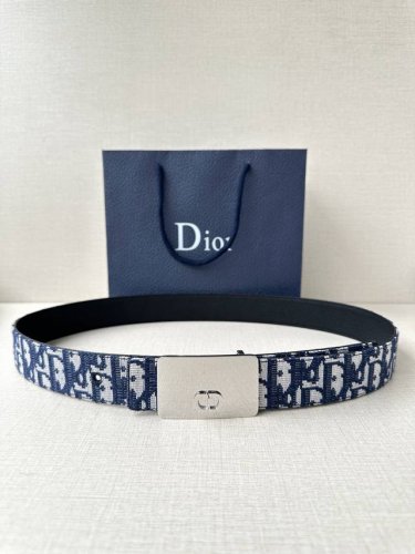 宽度3.5Cm Dior 这款不锈钢金属腰带扣是春季系列新品，展示 Cd Icon 标志和 Oblique Cosmo 图案，致敬 Dior 的经典图案。可与各